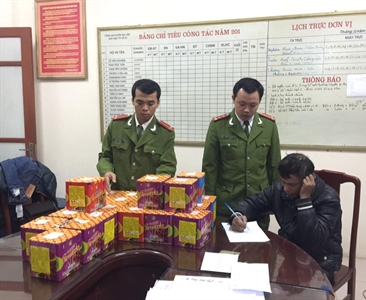 Giấu pháo hoa nổ vào bao tải dứa vẫn không thoát!